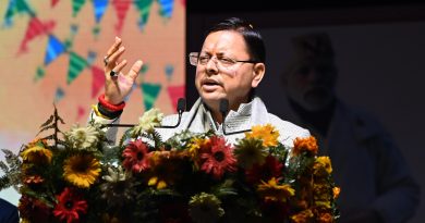 खटीमा छात्र संघ के विंटर कार्निवाल में भजन क्लम्बिंग सराही मुमं धामी ने