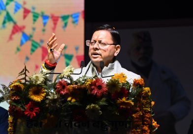 खटीमा छात्र संघ के विंटर कार्निवाल में भजन क्लम्बिंग सराही मुमं धामी ने