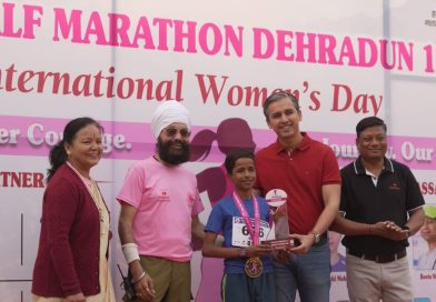 देहरादून में अंतरराष्ट्रीय महिला दिवस:पिंक हाफ मैराथन 1.0 में 800 धावकों ने लगाई दौड़