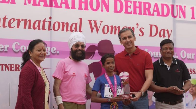 देहरादून में अंतरराष्ट्रीय महिला दिवस:पिंक हाफ मैराथन 1.0 में 800 धावकों ने लगाई दौड़