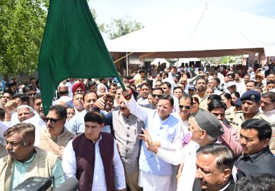 मुमं धामी ने ऋषिकेश से चार धाम जाती बसों को दिखाई हरी झंडी