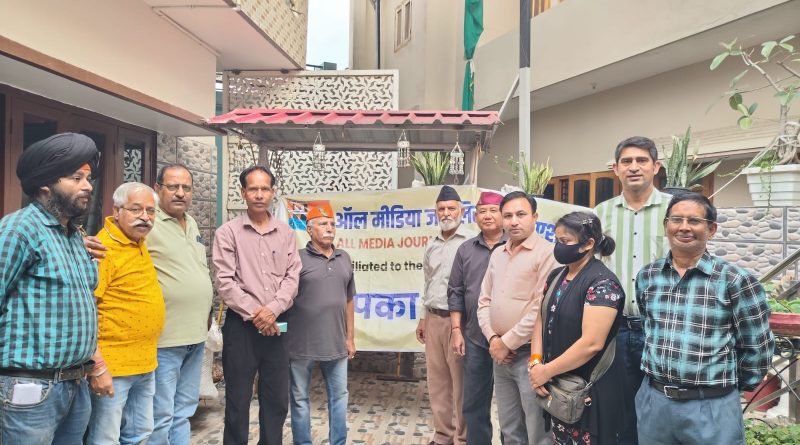 अमजा देहरादून ने किया गोपाल थापा,गिरिधर गोपाल लूथरा व प्रीति लूथरा को सम्मानित