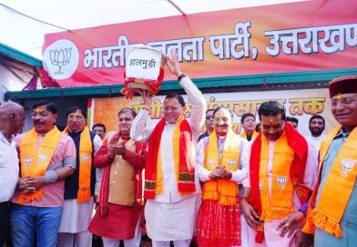 तीन राज्यों में जीत पर मुमं धामी ने भाजपा कार्यालय में खाई झालमुरी