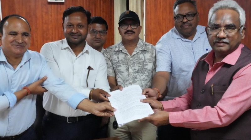 राजकीय आयुर्वेद डॉक्टरों का आंदोलन समाप्त,दो मांगें तत्काल स्वीकार,पांच पर अधिकारियों को निर्देश राजकीय आयुर्वेद डॉक्टरों का आंदोलन समाप्त,दो मांगें तत्काल स्वीकार,पांच पर अधिकारियों को निर्देश