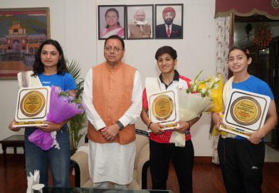 मुमं धामी से मिली उत्तराखंड की अंतरराष्ट्रीय चैंपियन महिला मुक्केबाज निकिता, काजल और आरती मुमं धामी से मिली उत्तराखंड की अंतरराष्ट्रीय चैंपियन महिला मुक्केबाज निकिता, काजल और आरती