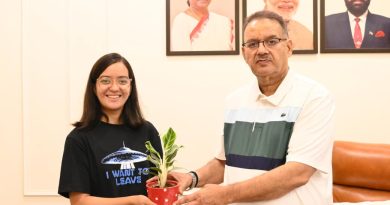नीट यूजी 2026 उत्तीर्ण हिमाद्री महरा को कैबिनेट मंत्री गणेश जोशी से सम्मान
