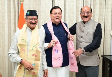 सुबोध और किशोर की धामी से टिहरी मेडिकल कॉलेज पर चर्चा