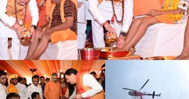 पुष्पवर्षा और चरण प्रक्षालन से धामी ने किया शिवभक्त कांवड़ियों का अभिनंदन