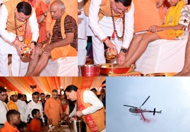 पुष्पवर्षा और चरण प्रक्षालन से धामी ने किया शिवभक्त कांवड़ियों का अभिनंदन