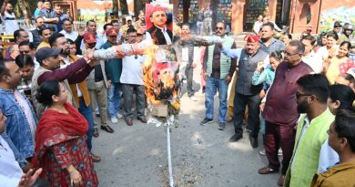 अखिलेश का पुतला फूंका, गणेश जोशी ने दी माफी मांगने की सलाह