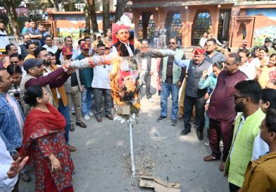 अखिलेश का पुतला फूंका, गणेश जोशी ने दी माफी मांगने की सलाह