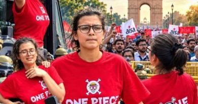वन पीस पाइरेट सिंबल क्या कर रहा है नेहा बोरा की शर्ट पर?